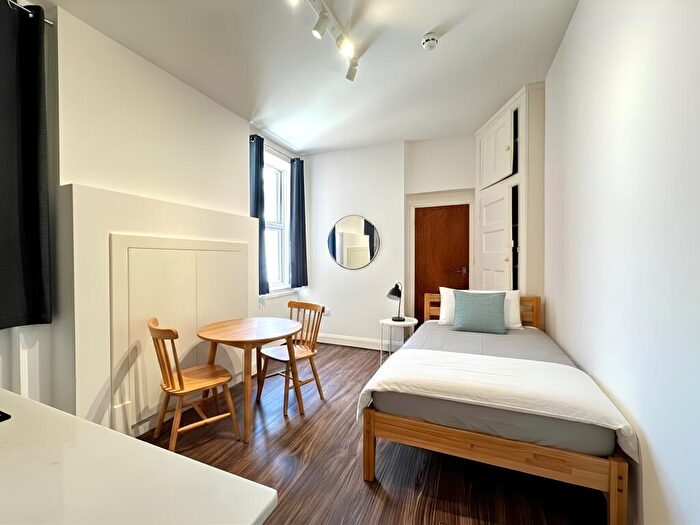 Studio To Rent In Hoop Lane, London, NW11