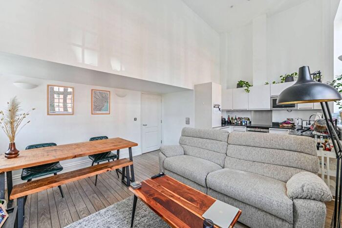 2 Bedroom Flat To Rent In Kingsway Square, Battersea Park, Battersea Park, London, SW11