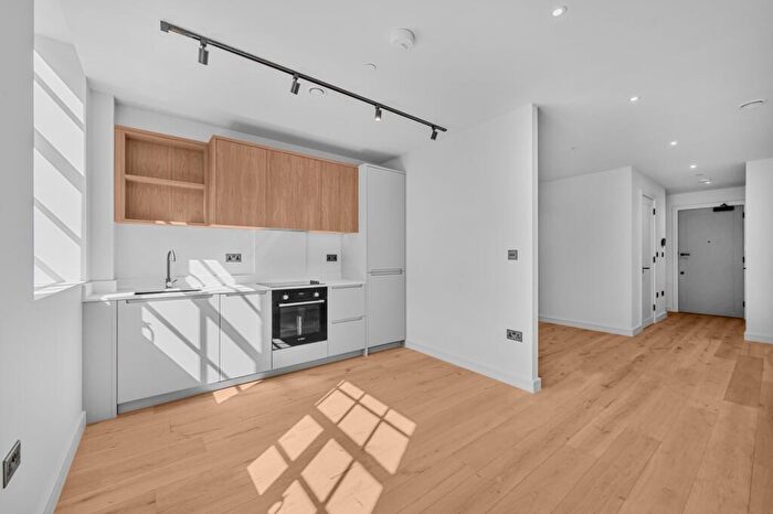 Apartment To Rent In Hollybush Gardens, London, E2