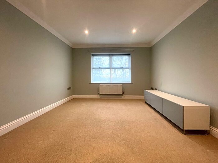 2 Bedroom Flat To Rent In Moon Lane, Barnet, EN5