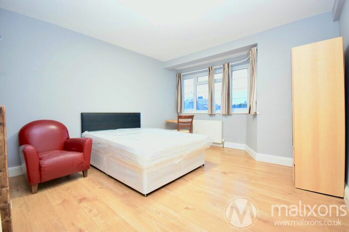 3 Bedroom Flat To Rent In Holmbury Court, London, SW17