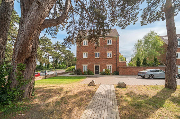4 Bedroom End Of Terrace House For Sale In Acorn Way, Orpington, Kent, BR6