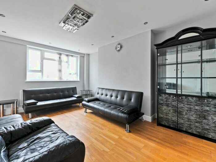 2 Bedroom Flat To Rent In Kingston Hill, Kingston Upon Thames, KT2