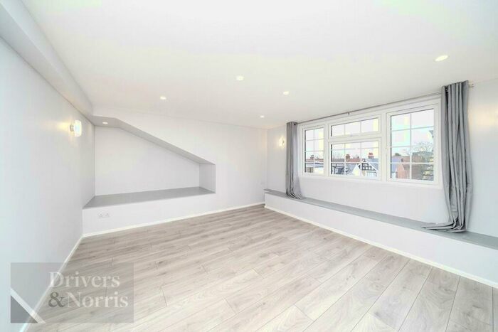 3 Bedroom Apartment To Rent In Ballards Lane, Finchley, London, N3