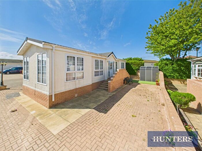 2 Bedroom Mobile/park Home For Sale In Bempton Lane, Bridlington, YO16