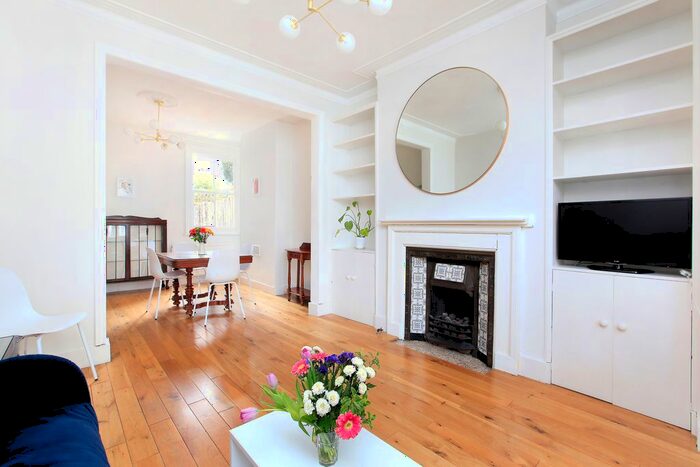 2 Bedroom Flat To Rent In Grantham Road, Clapham North, SW9