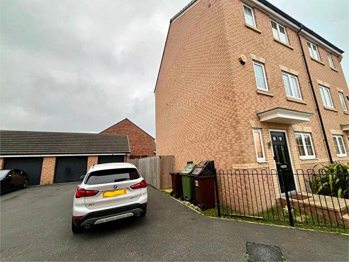 4 Bedroom Semi Detached House To Rent In The Fouracres, Wakefield, WF1
