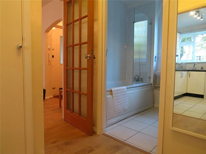 2 Bedroom Apartment To Rent In Sanderstead Road, South Croydon, Surrey, CR2