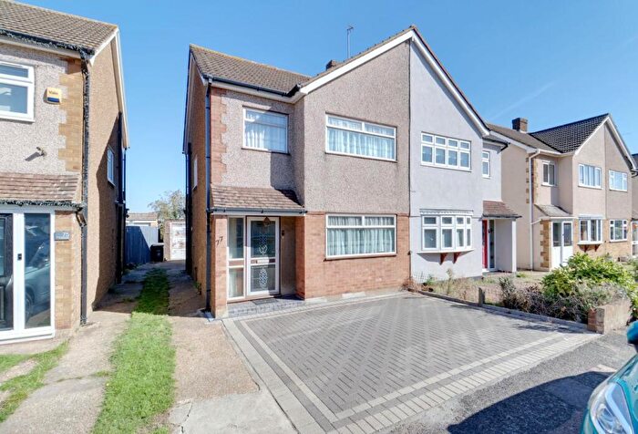 3 Bedroom Semi-Detached House For Sale In Lakeside, Rainham, RM13