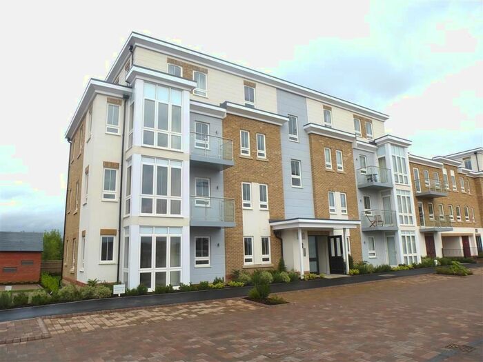 2 Bedroom Flat To Rent In Kingfisher Drive, Maidenhead, SL6