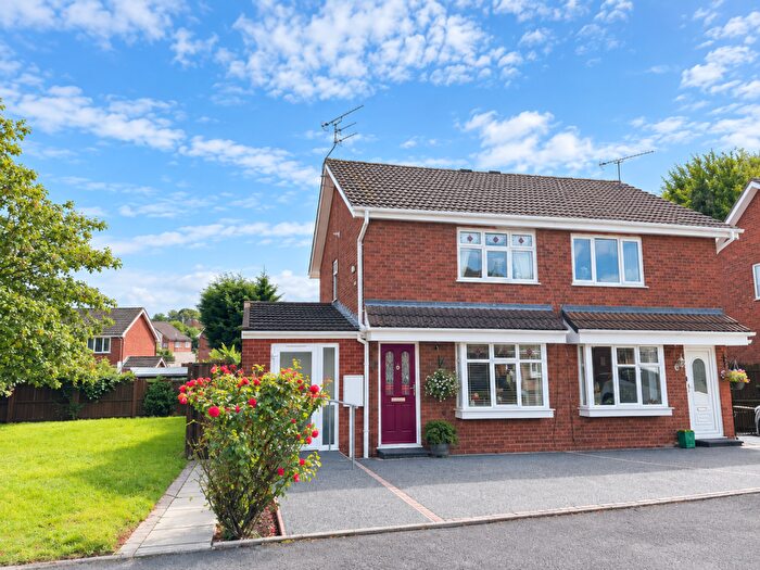3 Bedroom Semi-Detached House For Sale In Newton Close, Hartshill, Nuneaton, CV10