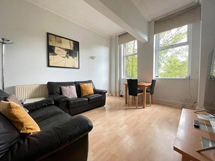 2 Bedroom Flat To Rent In Weetwood Lane, Weetwood, Leeds, LS16