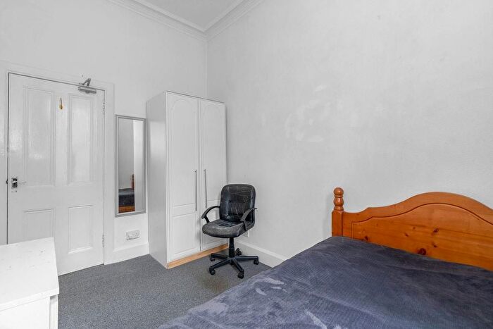 3 Bedroom Flat To Rent In Polwarth Crescent, Edinburgh, EH11