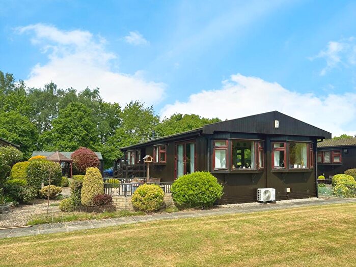 2 Bedroom Park Home For Sale In Acacia Avenue, Torksey Lock, LN1