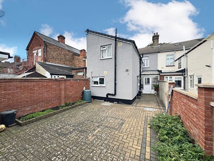 4 Bedroom End Terrace House For Sale In Ampthill Road, Bedford, MK42