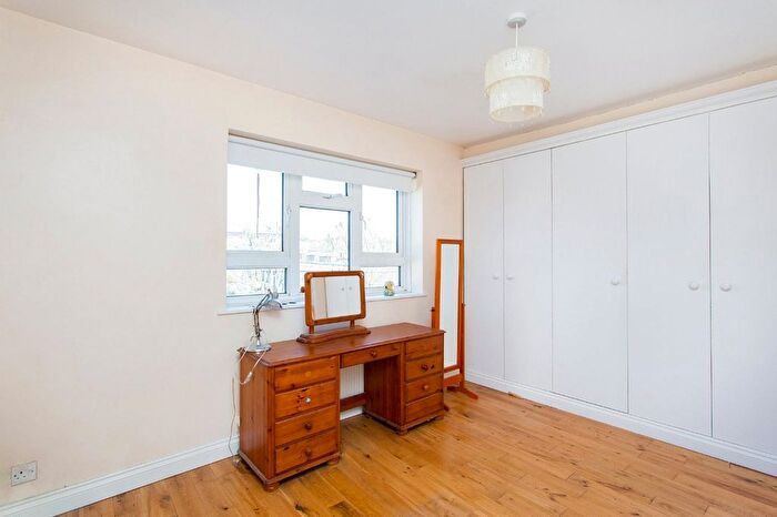 2 Bedroom Flat For Sale In Langdon Court, City Road, London, EC1V
