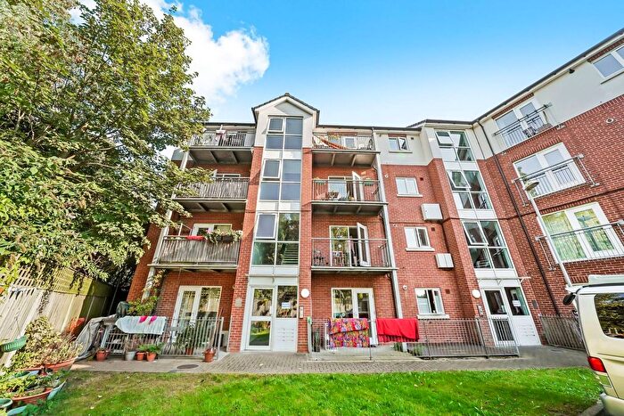 2 Bedroom Flat For Sale In Symons Close, Nunhead, London, SE15