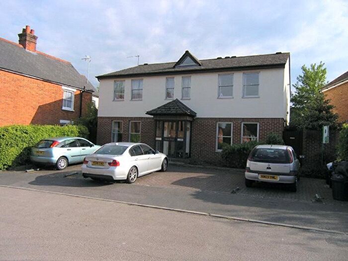 2 Bedroom Flat To Rent In Osborne Road, Wokingham, Berkshire, RG40