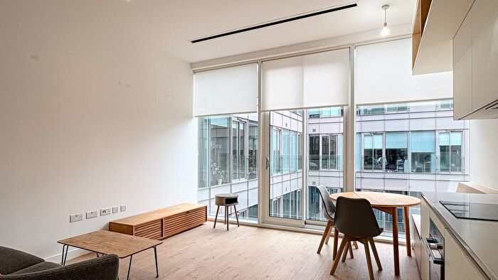 1 Bedroom Flat To Rent In Great West Road, Brentford, TW8