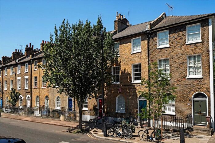 3 Bedroom Maisonette For Sale In Offord Road, Barnsbury, London, N1
