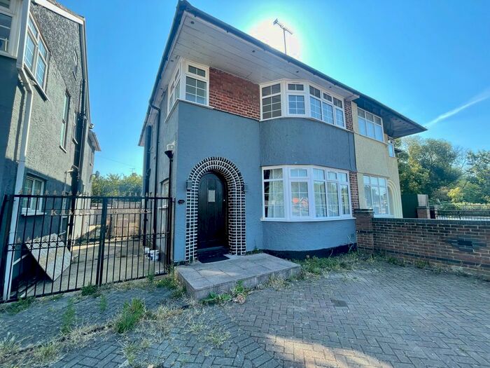 3 Bedroom Property To Rent In New Bedford Road, Luton, LU3
