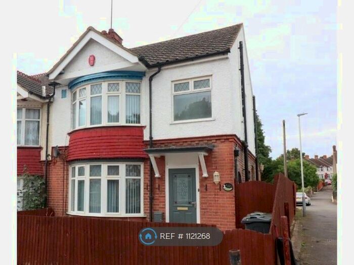 3 Bedroom Semi-Detached House To Rent In Talbot Road, Luton LU2