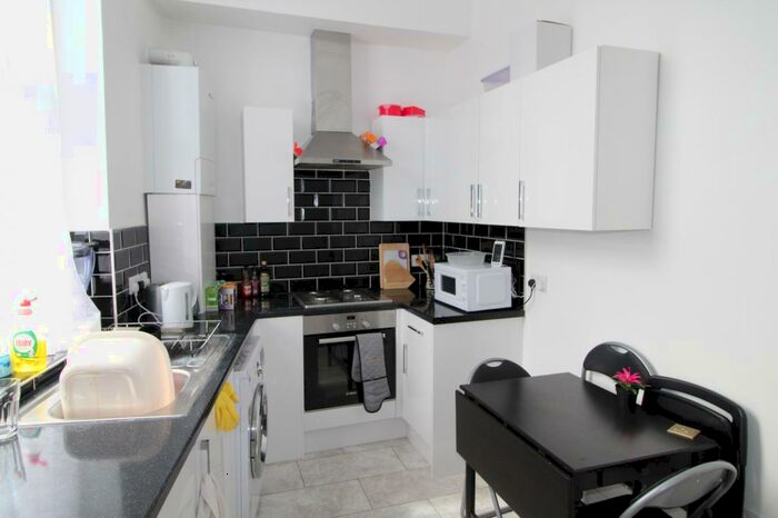 3 Bedroom Flat To Rent In Bramcote Grove, Southwark, London, SE16