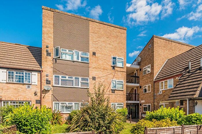 1 Bedroom Flat For Sale In Midsummer Avenue, Hounslow, TW4
