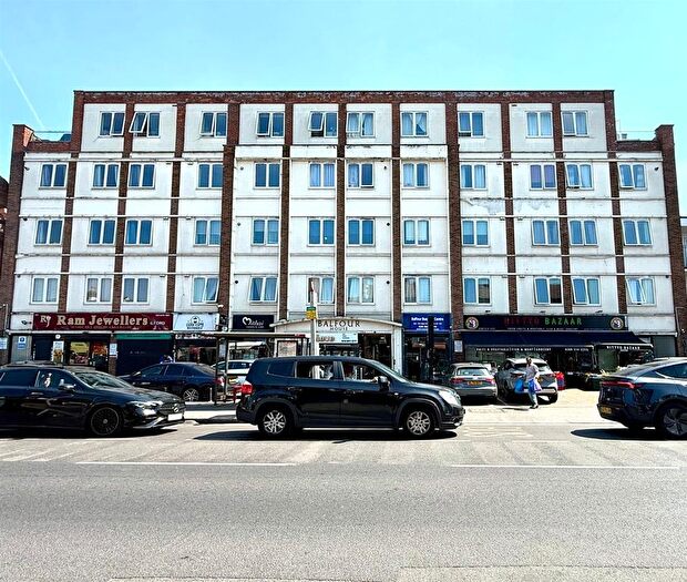 2 Bedroom Flat For Sale In High Road, Ilford, IG1