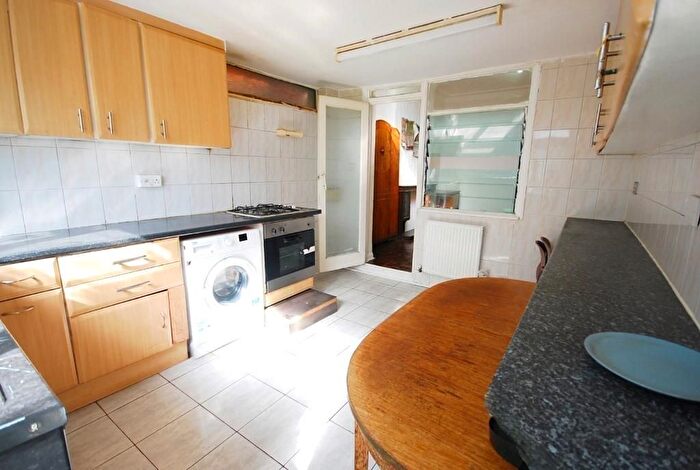 3 Bedroom Flat To Rent In Eagle Road, Wembley, Middlesex, HA0