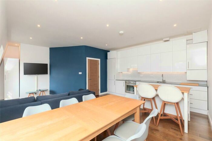 3 Bedroom Flat To Rent In Cornwall Street, Tower Bridge, E1