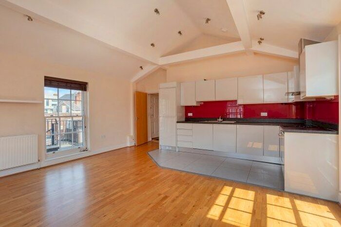 2 Bedroom Flat To Rent In Holstein Avenue, Weybridge, KT13