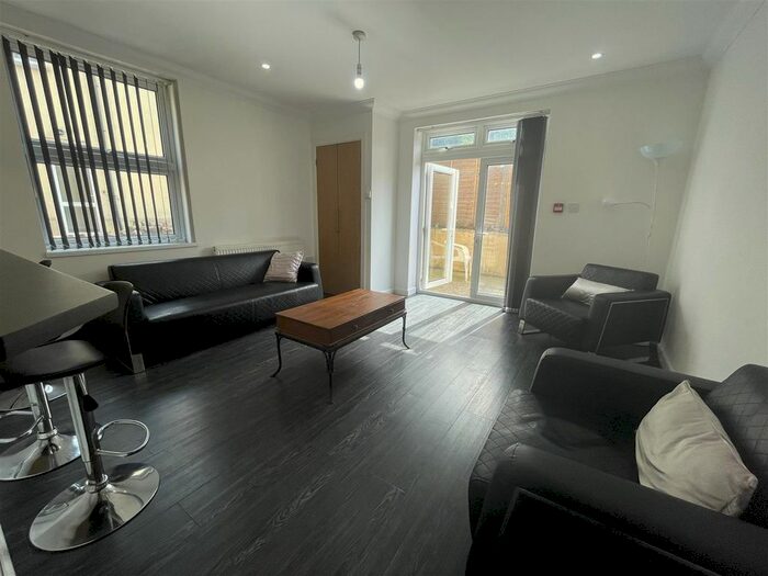 3 Bedroom Flat To Rent In Richmond Road, Cardiff, CF24