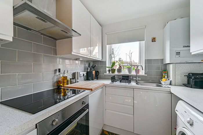 2 Bedroom Flat To Rent In Farnan Road, Streatham Common, London, SW16