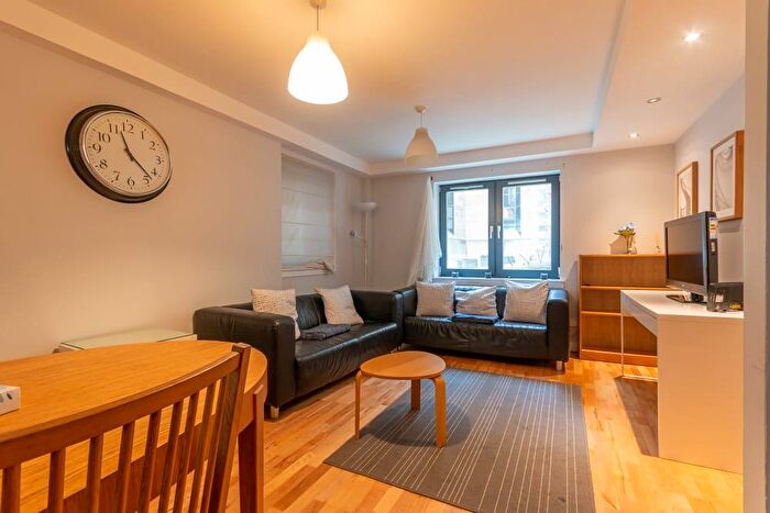 2 Bedroom Flat To Rent In L Old Fishmarket Close, Edinburgh, EH1
