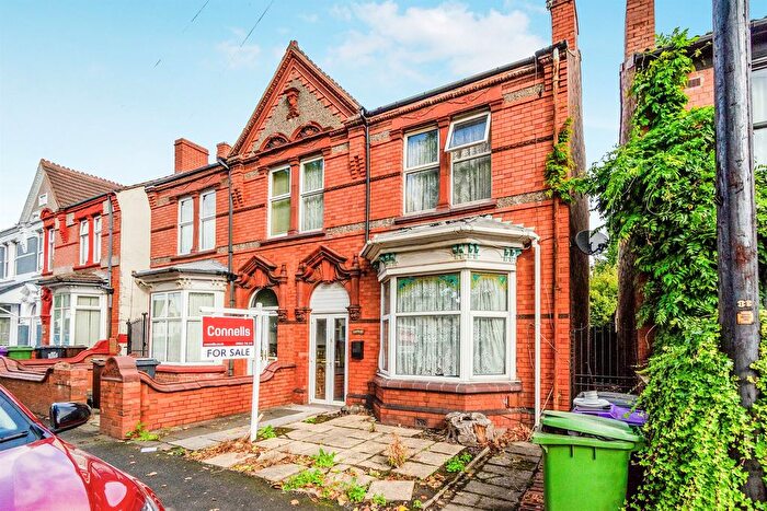 4 Bedroom Semi-detached House For Sale In Goldthorn Hill, Goldthorn, Wolverhampton, WV2