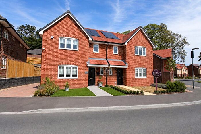 3 Bedroom Semi-Detached House For Sale In Andrews Way, Alton, Hampshire, GU34