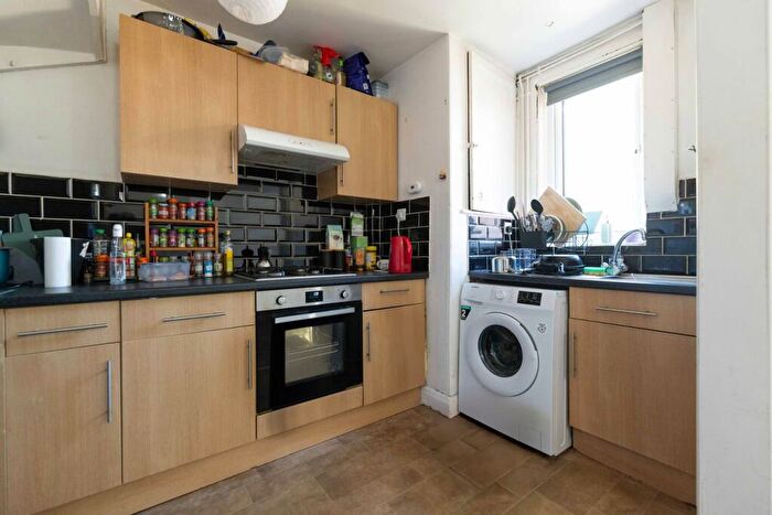 3 Bedroom End Of Terrace House For Sale In Hessle Walk, Hyde Park, Leeds, LS6