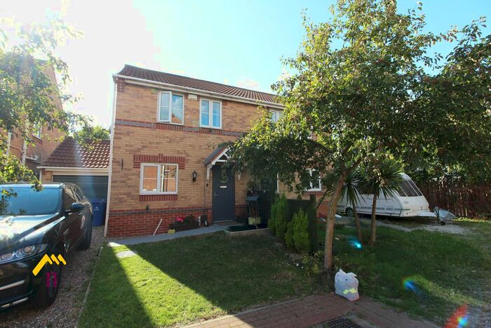 3 Bedroom Semi-Detached House To Rent In Queens Park, Edlington, DN12