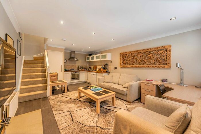 2 Bedroom Flat To Rent In Shrewsbury Mews, Notting Hill, London, W2