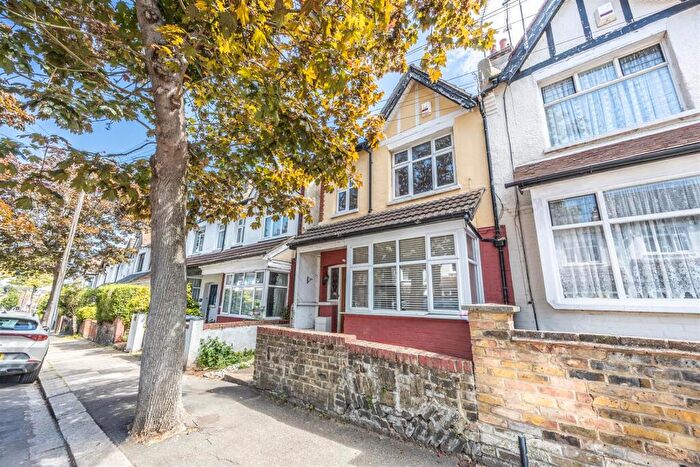 3 Bedroom End Of Terrace House For Sale In Wenham Drive, Westcliff-On-Sea, SS0