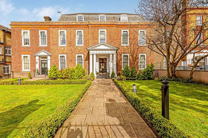 2 Bedroom Flat For Sale In Mortlake High Street, London, SW14