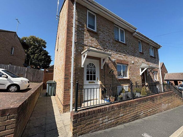 3 Bedroom Semi-Detached House For Sale In The Sidings, Cowes, PO31