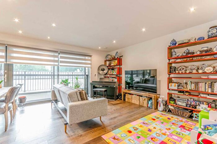 2 Bedroom Flat To Rent In Paton Street, Clerkenwell, London, EC1V