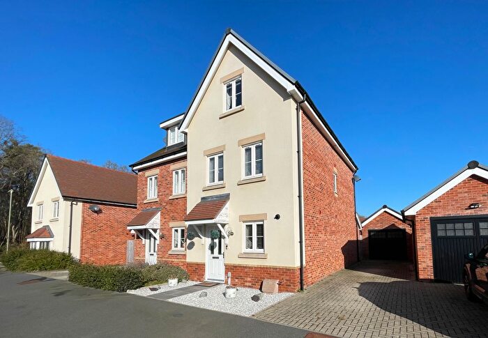 3 Bedroom Semi-Detached House For Sale In Yeomans Lane, Blackwater, Camberley, GU17