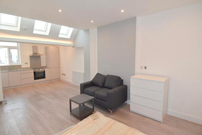 Apartment To Rent In High Street, Southgate, London, N14