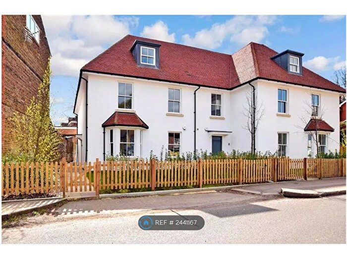 1 Bedroom Flat To Rent In Hatchlands Road, Redhill, RH1