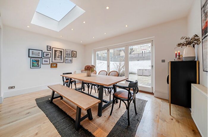 3 Bedroom Flat For Sale In Wandsworth Bridge Road, London, SW6