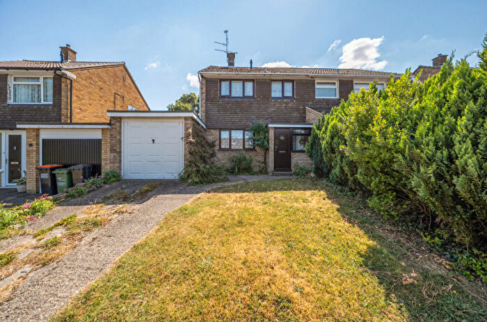 3 Bedroom Semi-Detached House For Sale In Derwent Drive, Dunstable, Bedfordshire, LU6