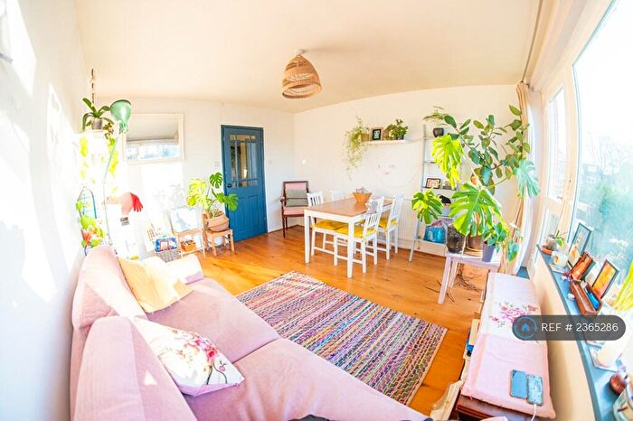 2 Bedroom Flat To Rent In Carlton Court, Southampton, SO15